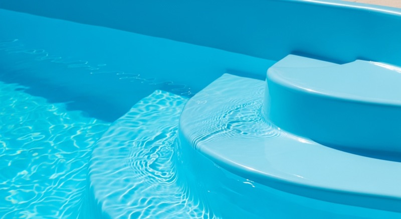 Gros plan sur la surface gel-coat lisse et les marches moulées d'une coque polyester